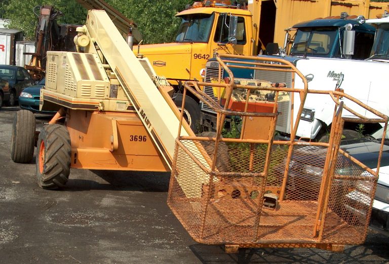 JLG 40H Roxbury Auto Wreckers